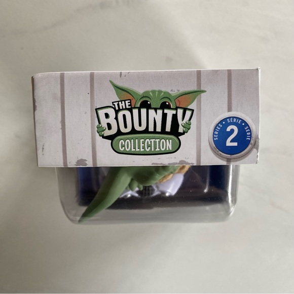 Star Wars Bounty Collection Series 2 The Mandalorian Child Helmet Hiding Pose - Picture 4 of 6